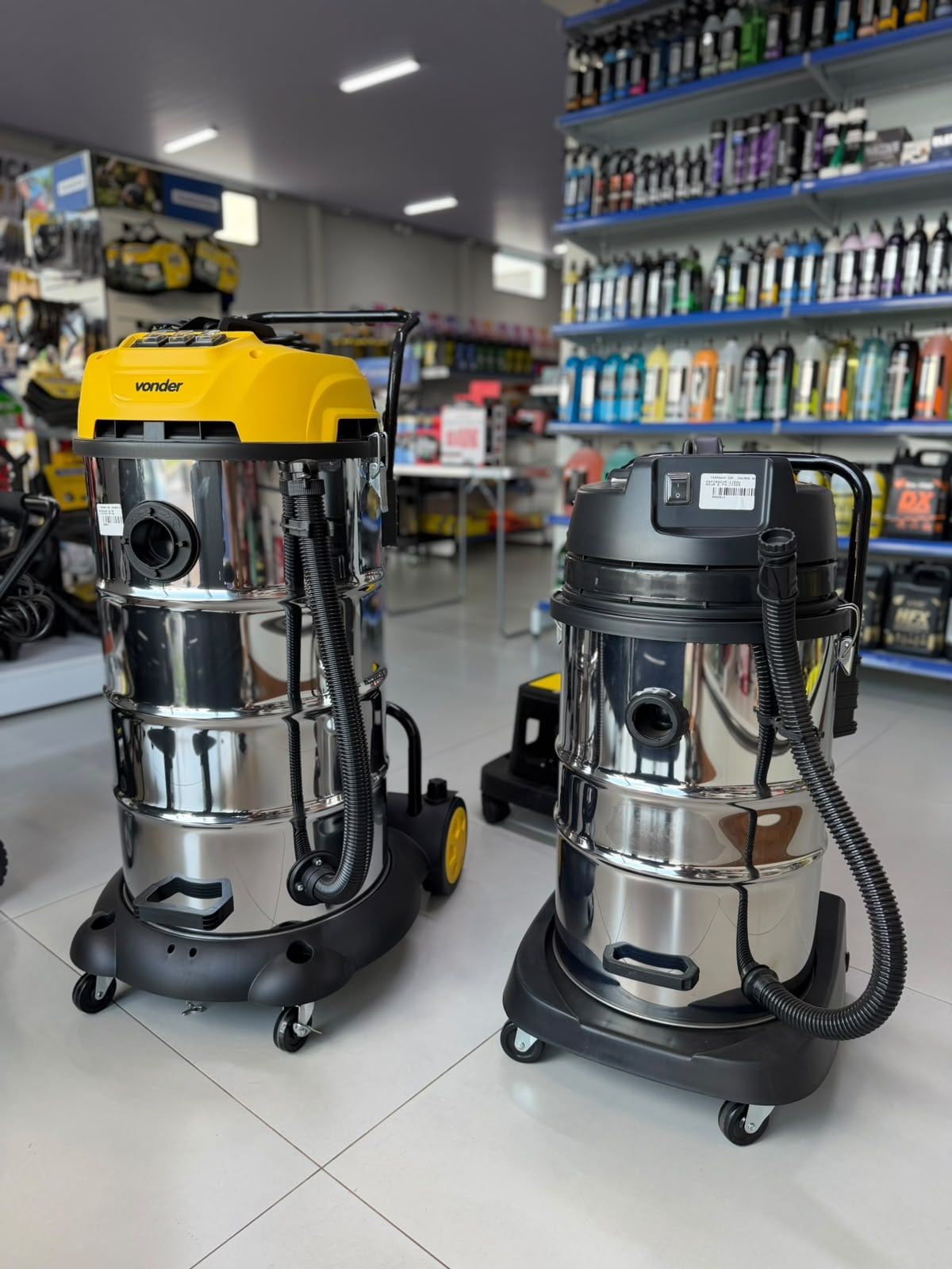 Dois aspiradores inox Vonder com mangueira, lado a lado