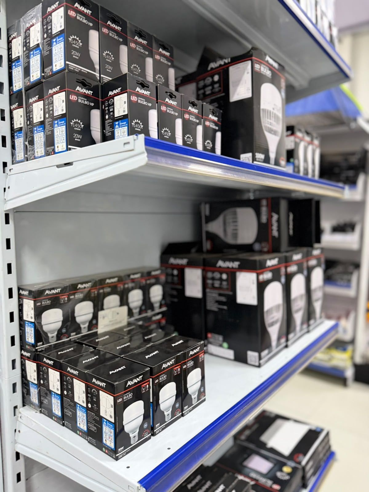 Caixas de lâmpadas LED Avant em prateleiras