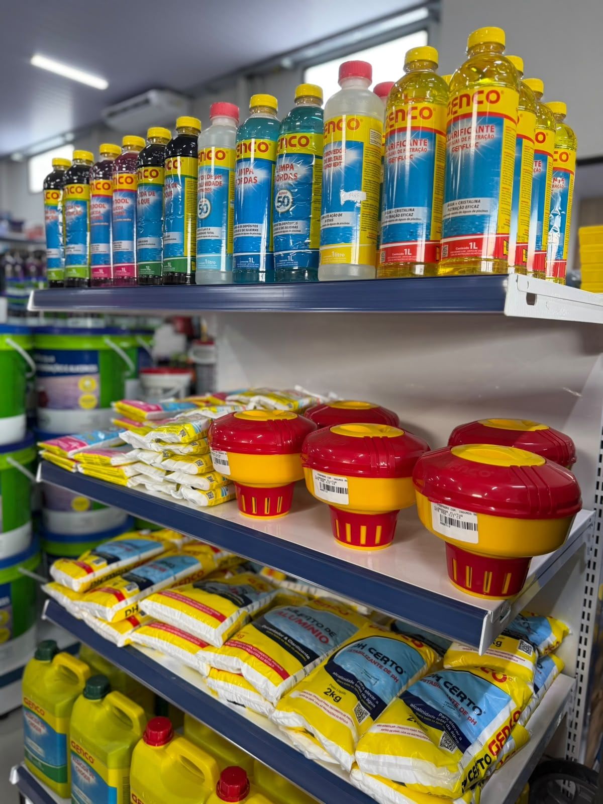 Prateleira com produtos Genco para piscina e cloradores flutuantes